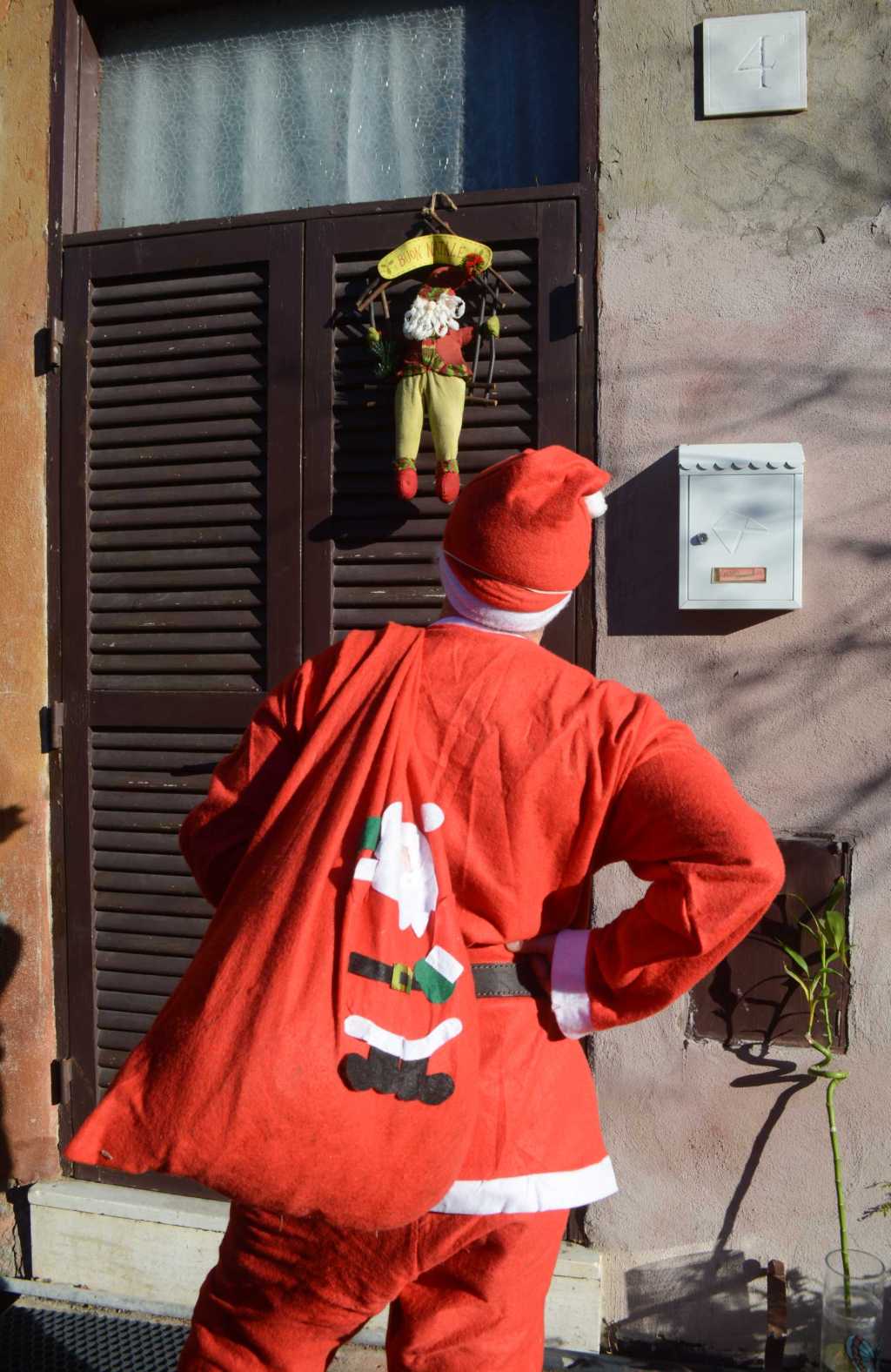 Auguri da Babbo Natale in Vespa nel Borgo di Ostia Antica